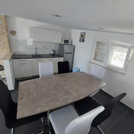 Apartman Nella *
